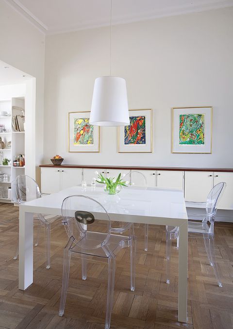 Charakterystyczne meble Kartell. Pałacowe wnętrze po skandynawsku