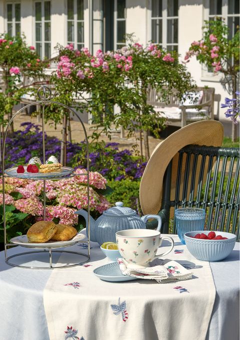 etażerki i naczynia na letni stół