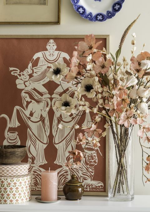 sztuczne kwiaty w wazonie