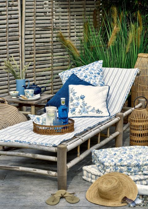 taras urządzony w stylu hamptons