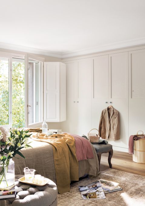 biała sypialnia z pastelowymi dodatkami