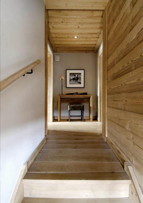 Po schodkach wchodzi się do sypialnii.