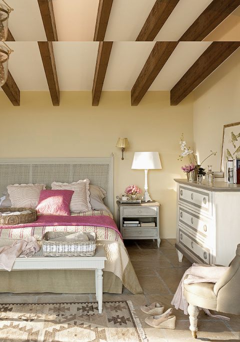 Jeśli gdziekolwiek na ziemi jest raj, to Bettina właśnie go znalazła. W swoim domu na Majorce, w małej wsi