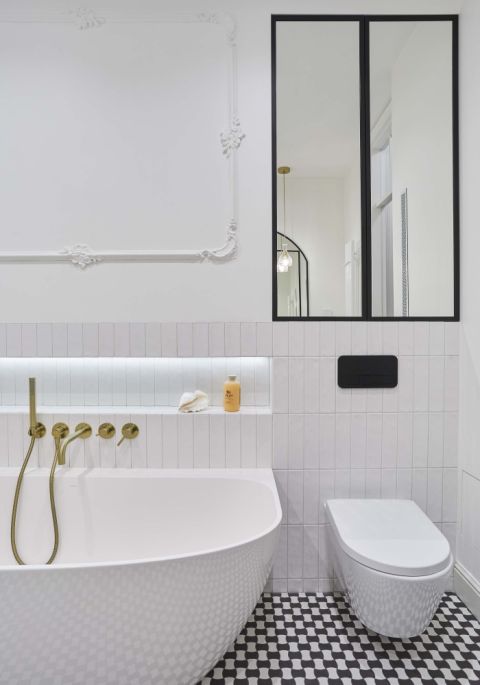 biała łazienka w mieszkaniu w kamienicy