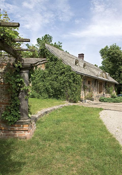 Porządna wiejska siedziba pasująca do otoczenia.