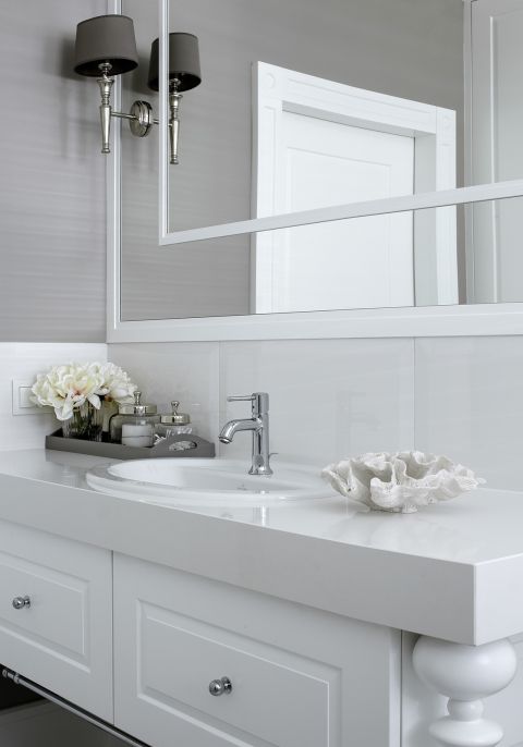 To mieszkanie jest leciutkie, ponadczasowe i eleganckie: klasyczne meble i dodatki, sztukaterie, stonowane