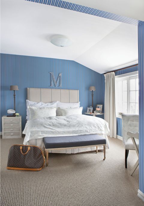 Sypialnia mamy w błękitach, bieli i beżach.