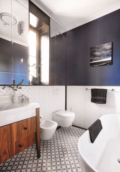 Klimatyczne mieszkanie w sopockiej kamienicy: sztukaterie, forniry i miedź