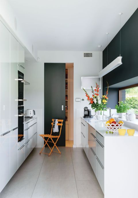 Żółte metalowe krzesło NAP, miska na owoce DUKA.