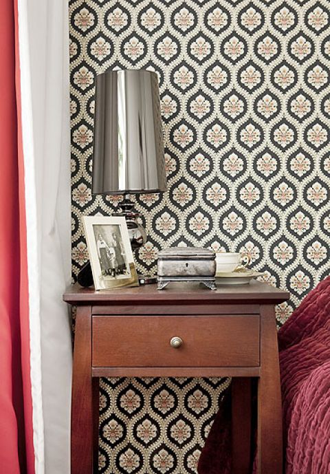 Trójwymiarowa tapeta, która choć zdobi tylko jedną ścianę w sypialni, ubiera całe wnętrze – tak jest wyrazista, barokowa i