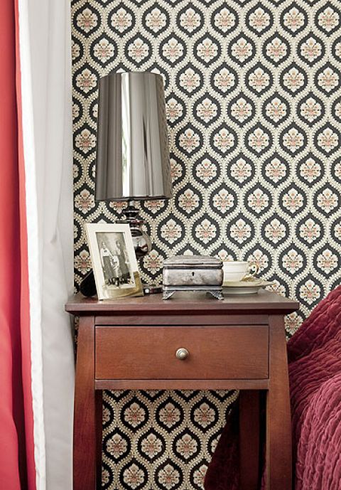 Trójwymiarowa tapeta, która choć zdobi tylko jedną ścianę w sypialni, ubiera całe wnętrze – tak jest wyrazista, barokowa i