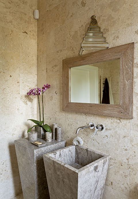 W łazienkach króluje marmur, najsłynniejszy balijski kamień. Z niego zrobione są podłogi, ściany, umywalki i wanna.