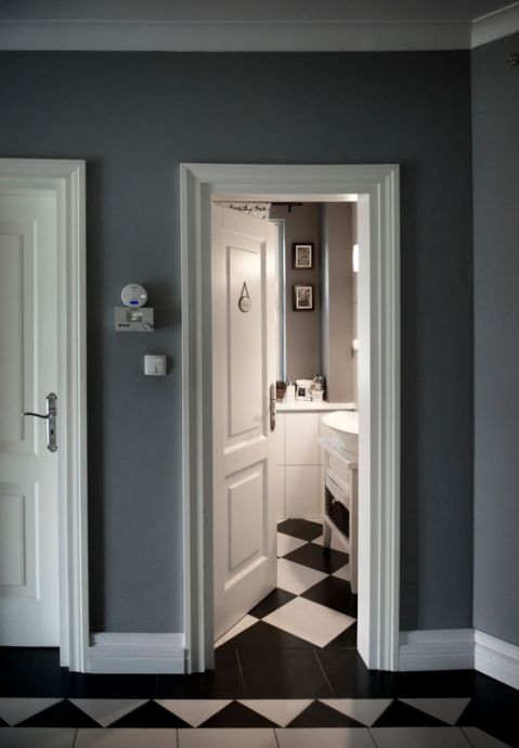 Skandynawski dom w czarno-białą szachownicę