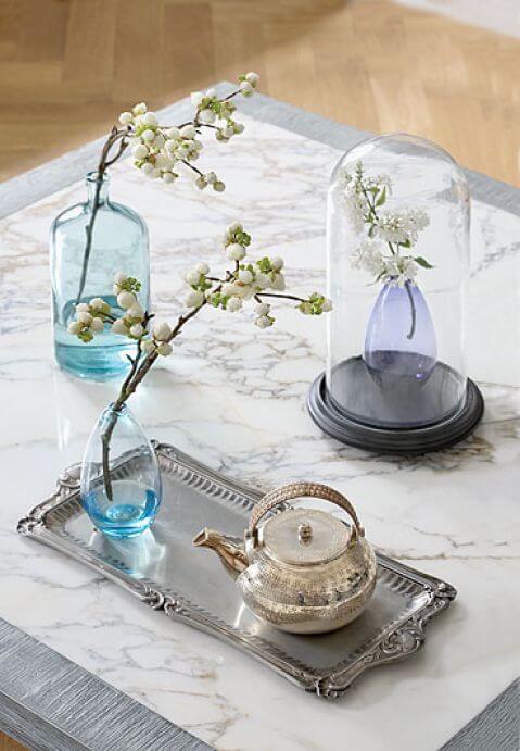 Mieszkanie w kamienicy urządzone w szarościach, bieli i błekicie.