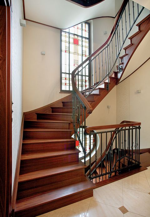 Zrobili ją miejscowi rzemieślinicy: stolarke z mahoniu - firma Krzysztofa Janeczka, balustradę - kuźnia Sari,