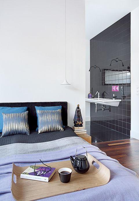 Sypialnia z połyskiem i ścianą z kafelków łazienkowych - zdecydowanie nowoczesne rozwiązanie.