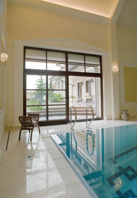 Szlachetne szarości, marmurowe posadzki, przeszklone schody, lustra i stal.