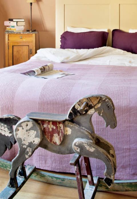 Konik na biegunach w sypialni. Dom z kamienia