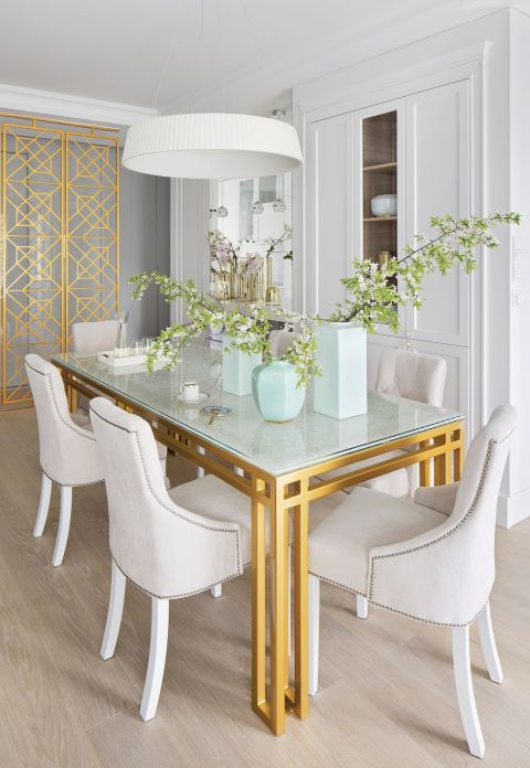 stół ze złotymi nogami