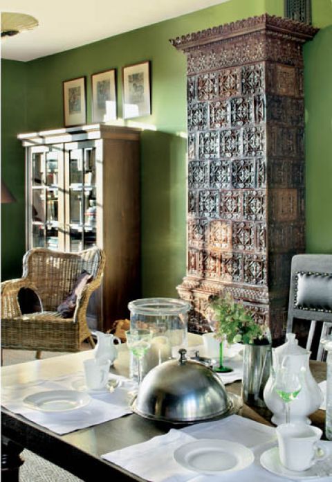 Piec jest największą chlubą gospodarzy. Z cudnymi, ażurowymi kaflami, w jesienne dni nie można się od niego odkleić.