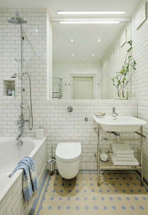 Klasyczna łazienka z płytkami na podłodze (marki Winckelmans) i na ścianach (Grazia). Wanna z Kaldewei, a baterie i umywalka