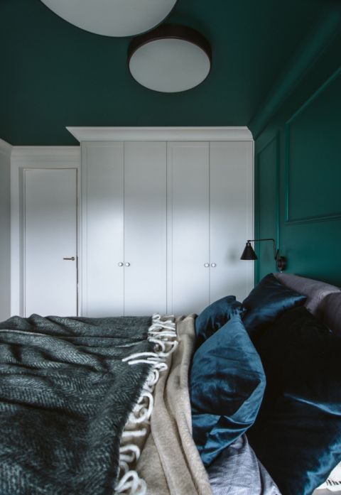turkusowa sypialnia białe meble