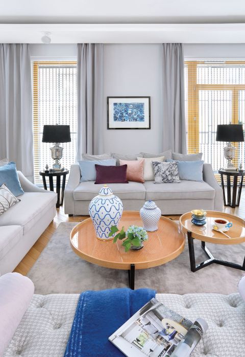 Ceramiczne wazy z BB Home, poduszki i pled od Laury Ashley, z BoConcept, NAP, Decodore, dywan – House More.