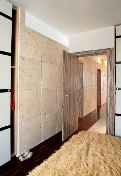 Imponująca kamienna ściana z trawertynu jest w sypialni, holu i salonie.