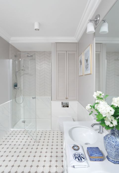 biało szara łazienka w stylu hampton