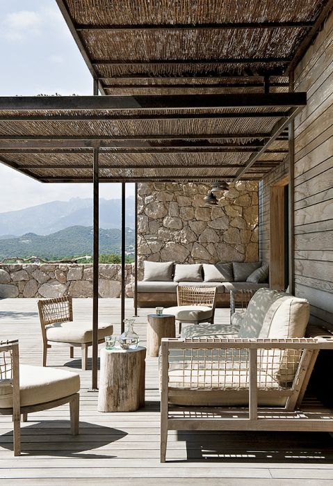 Metalowy dach pokryto trzciną. Kanapa i fotele z ażurowymi oparciami są z firmy Unopiu.