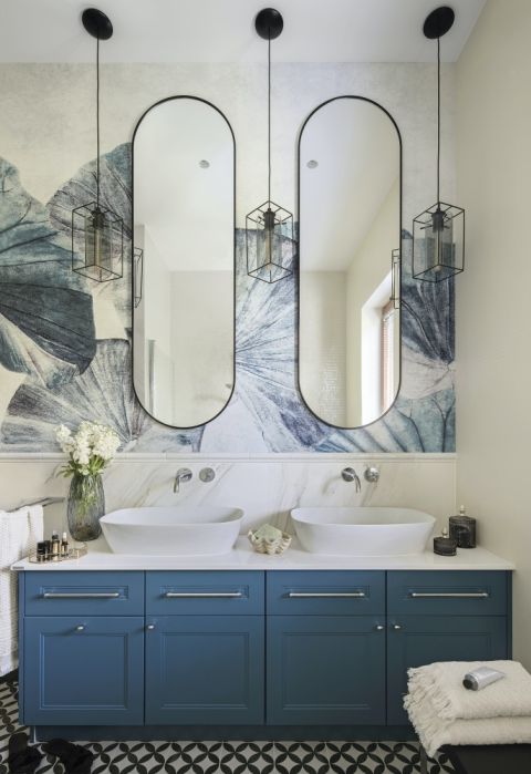 dwie umywalki w łazience w stylu hamptons