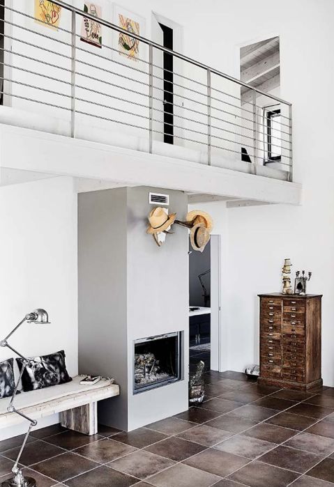 Wnętrza jak czarno-białe fotografie z odrobiną sepii – w tym kolorze są meble z odzysku.