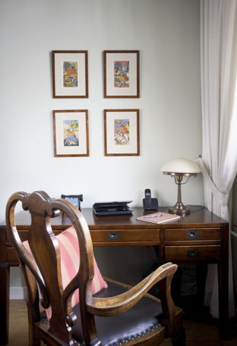 Dobra sztuka, ciut art déco i perełki z antykwariatów. Mieszkanie z klimatem w centrum Warszawy.