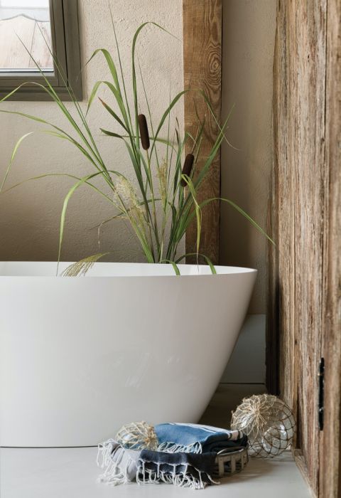 łazienka z drewnem z rozbiórki