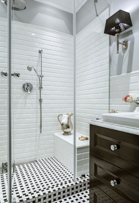 Z myślą o wygodzie swojej mamy projektantka zamiast wanny stworzyła w łazience dużą kabinę prysznicową z siedziskiem.