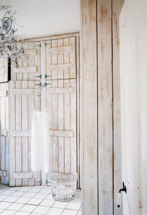 Stare drzwi od komórki kryją garderobę.