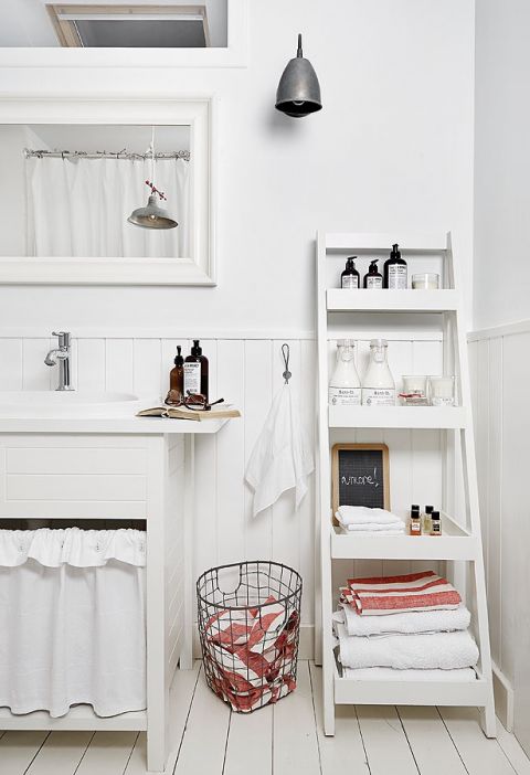 biała łazienka w stylu skandynawskim