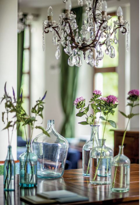 Gąsiory z lanego szkła. Willa pełna zieleni, indygo i granatu