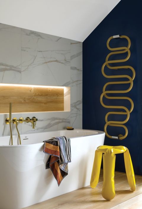 nowoczesna łazienka z granatową ścianą
