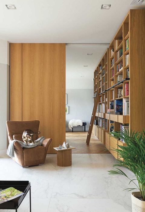 Ten dom w nowoczesnym stylu położony jest wśród brzóz i wygląda pięknie.