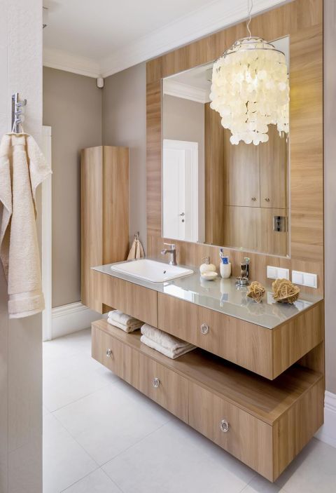 Łazienka została powiększona kosztem garderoby. Meble – pokryte wodoodpornym laminatem – są zrobione na wymiar.