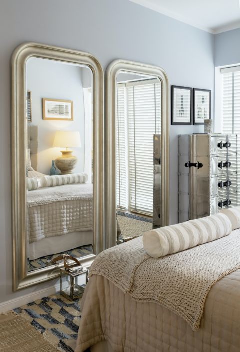 lustro naprzeciwko łóżka