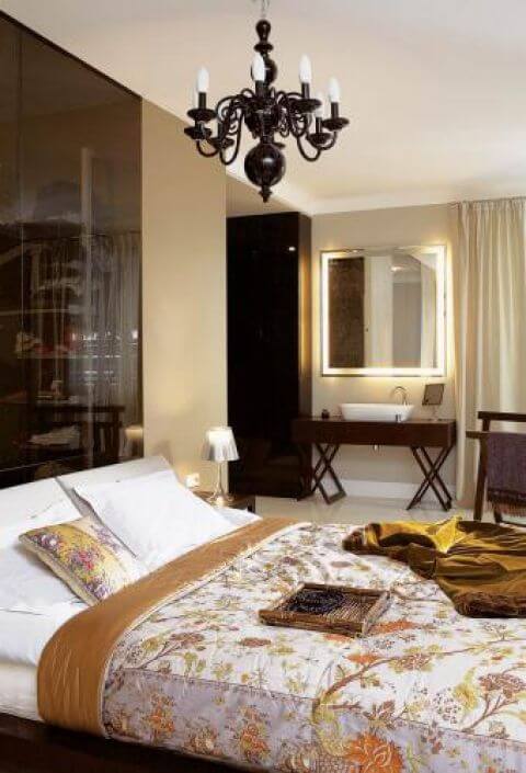 Haftowana kapa włoskiej marki Etro i stolik pod umywalkę z Armani Casa. Markowo, ale dla radości życia, a nie