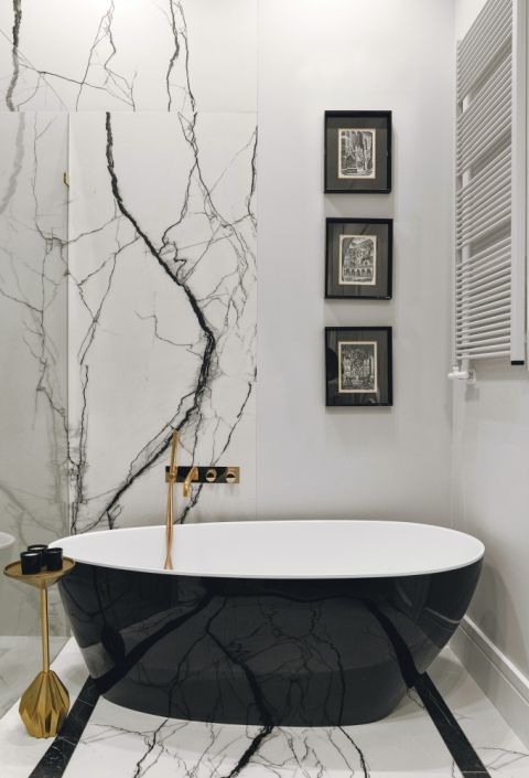 łazienka z czarną wanną