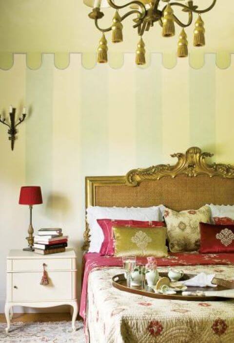 Na ścianie sypialni gospodarze namalowali jakby namiot bez dachu, otwarty na niebo i chmury, które mogą podziwiać na suficie.