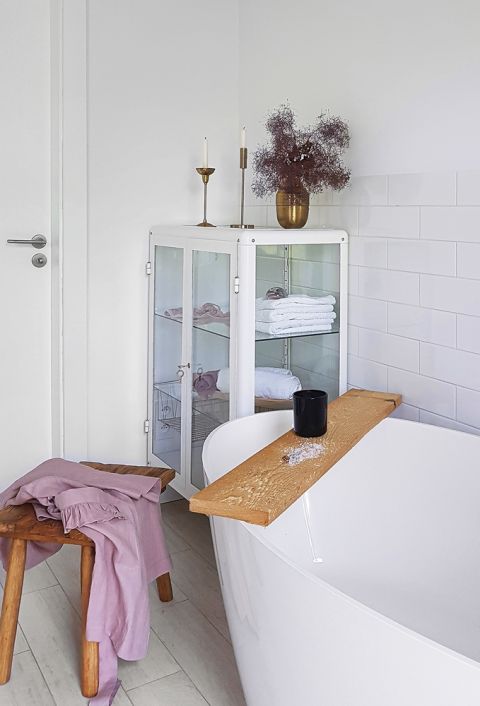 biała łazienka w stylu skandynawskim pomysły