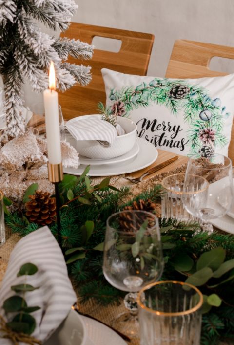 dekoracja stołu na boże narodzenie w stylu skandynawskim