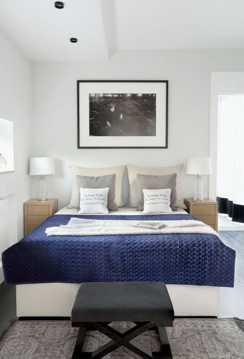 Łóżko New Yorker zrobione na zamówienie. Narzuta i poduchy Lounge Club z Mika Home.