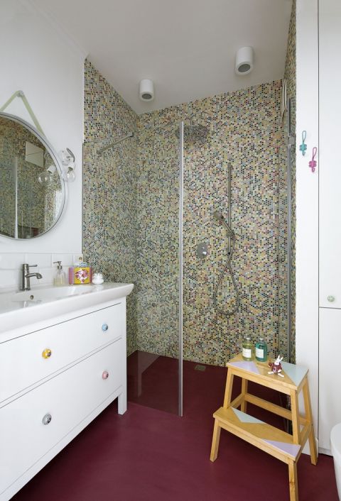 mozaika na ścianie w łazience