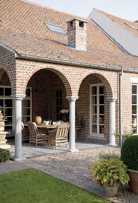 Elewacja z charakterystycznej cegły.